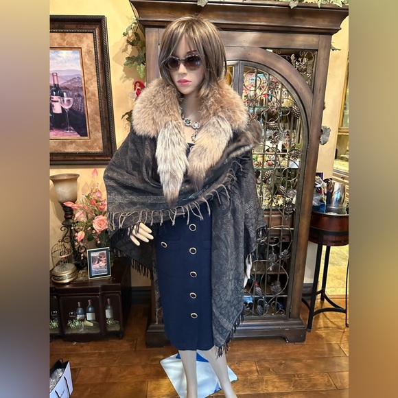 Roberto Cavalli Wool and Coyote Shawl - Picture 3 of 15